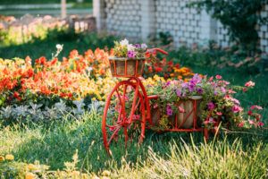 Клумба из старых вещей