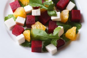Рецепты вкусных салатов из сырой и вареной свеклы