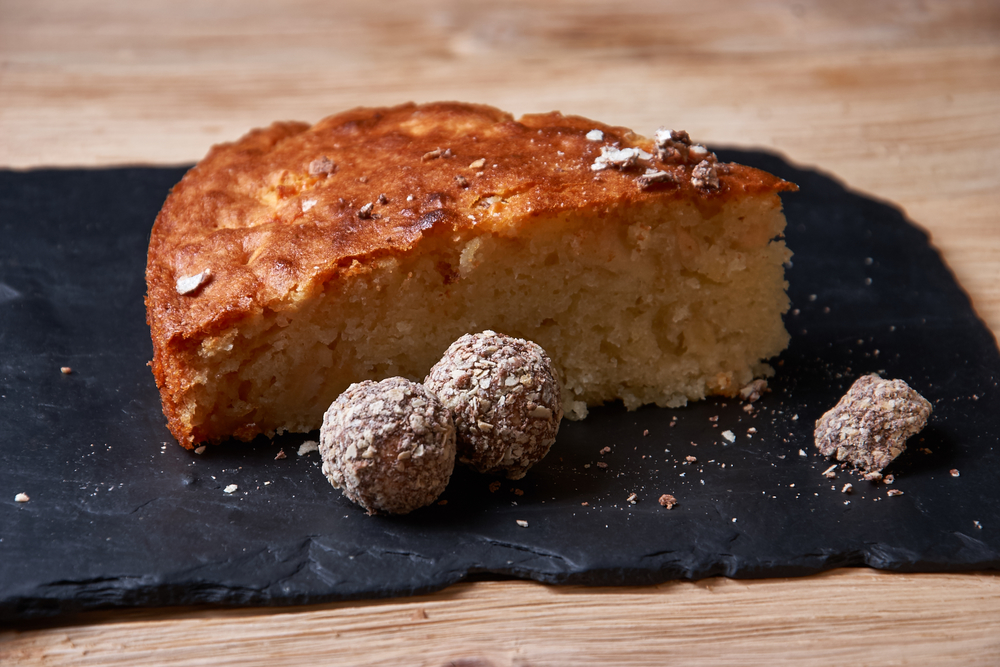 Шарлотка отлично совместима с орехами