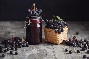 Как использовать ягоды черноплодной рябины