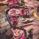Искусственные цветы как аксессуар для женских нарядов