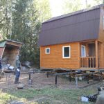 Как поднять и переместить дачный домик в Подмосковье