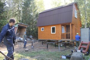 Как поднять и переместить дачный домик в Подмосковье