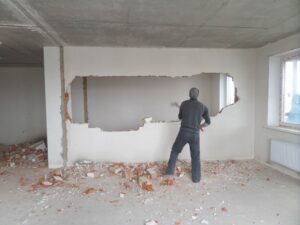 Где заказать демонтаж квартиры под ключ с вывозом мусора в Москве
