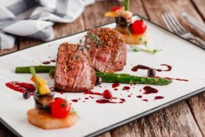 Как красиво подать мясо на стол в ресторане?